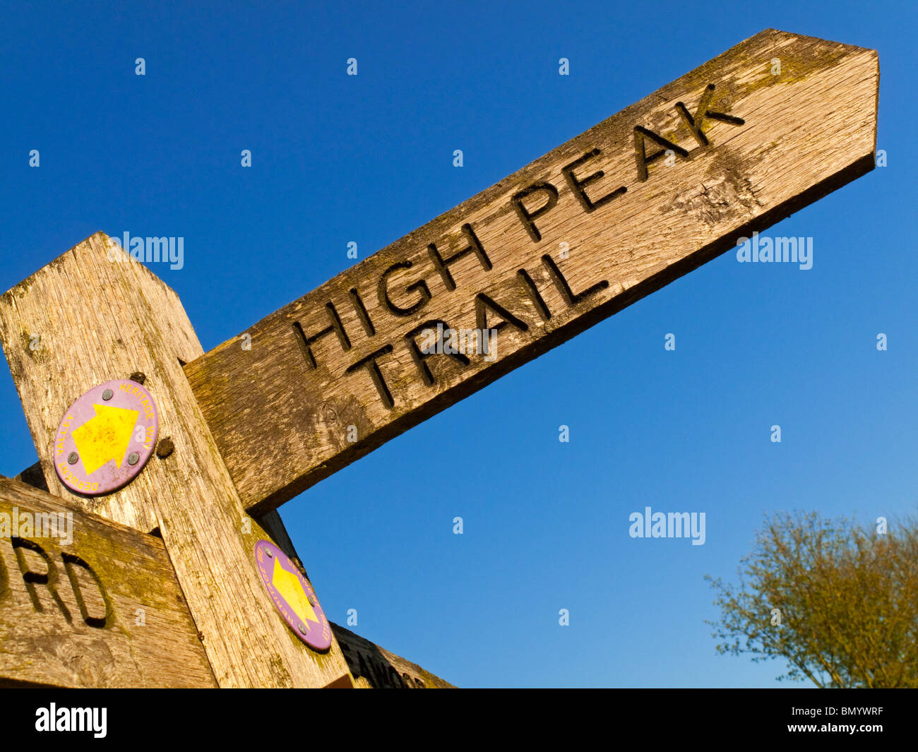 Alta di legno sentiero di picco in signpost Cromford nel Derbyshire Peak District Inghilterra REGNO UNITO Foto Stock