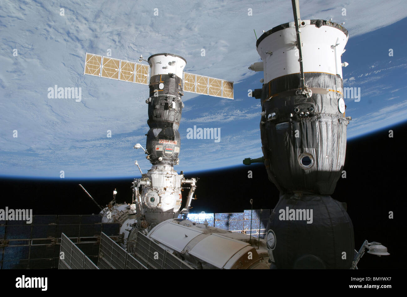 Febbraio 17, 2010 - russo Soyuz e progresso navicelle spaziali agganciato alla stazione spaziale internazionale. Foto Stock
