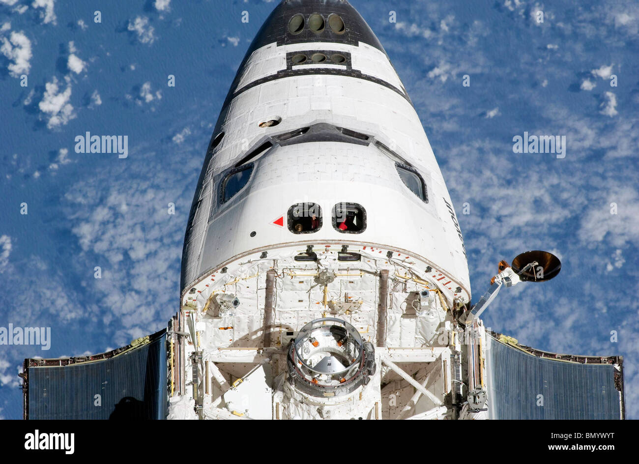 Febbraio 9, 2010 - Vista della navetta spaziale Endeavour l'equipaggio di cabina e carico utile in avanti bay. Foto Stock