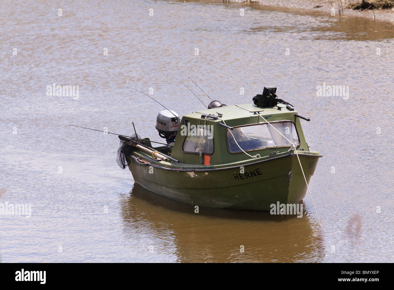 Piccolo motore barca da pesca con un pescatore e molte canne da pesca sul fiume Arun Foto Stock