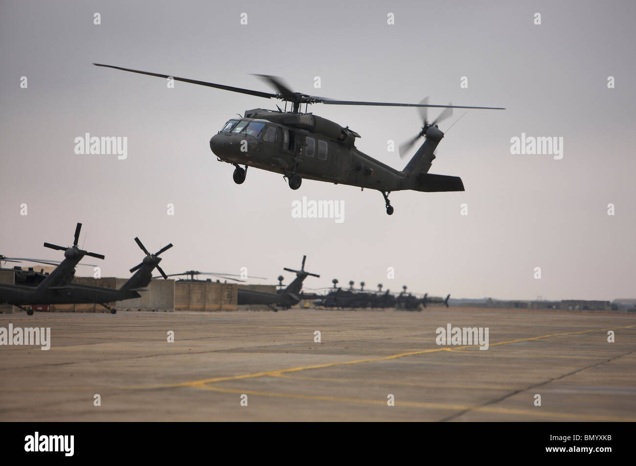 Un UH-60 Black Hawk decollare per una missione su Iraq settentrionale. Foto Stock