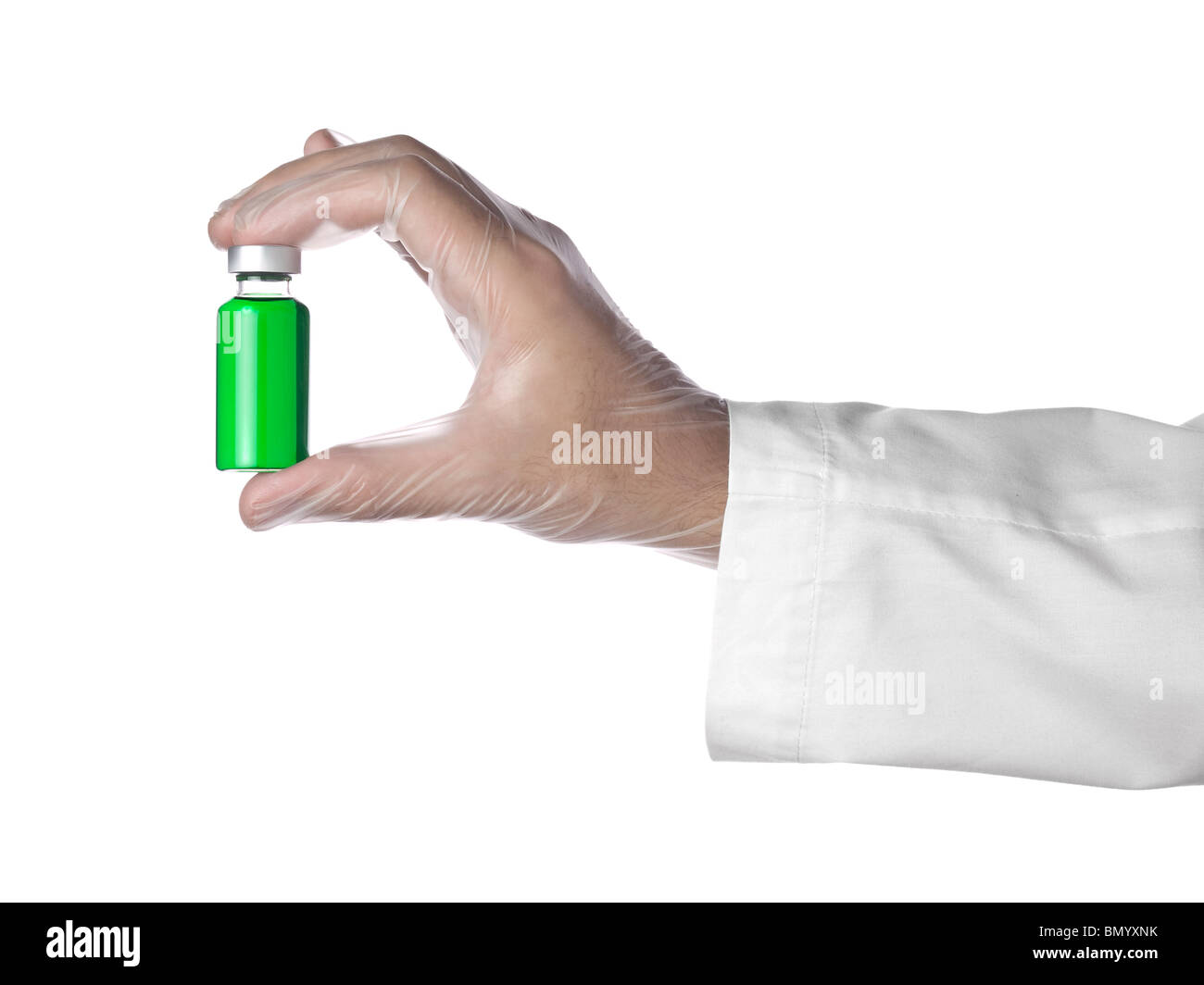 Un medico può contenere un flacone pieno di liquido verde con i suoi guanti in lattice. Isolato su bianco. Foto Stock