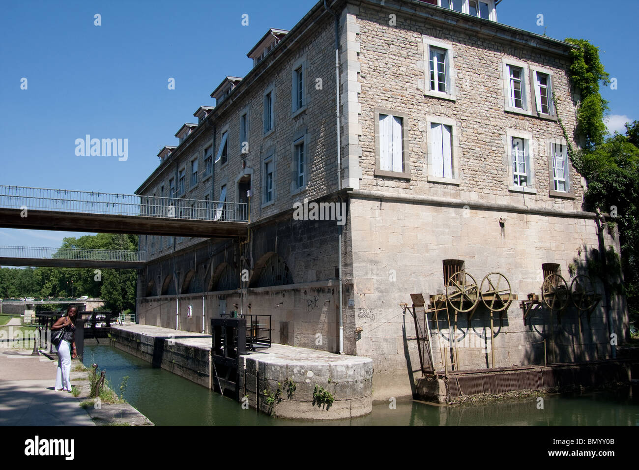 Ingresso blocco fiume marina nero camera cancelli Foto Stock