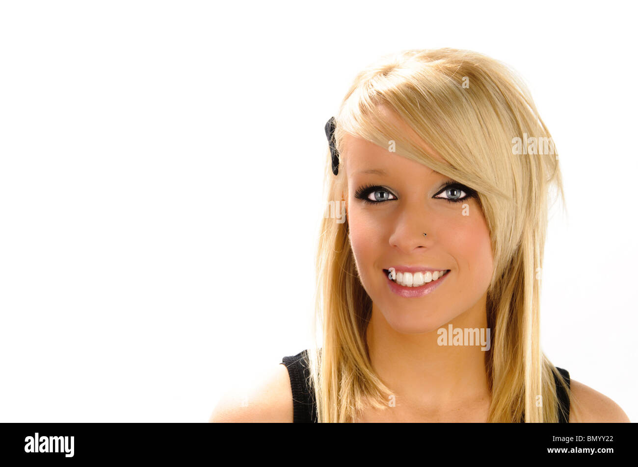 Bionda attraente ragazza adolescente in posa contro uno sfondo bianco con area per le didascalie ecc. Foto Stock