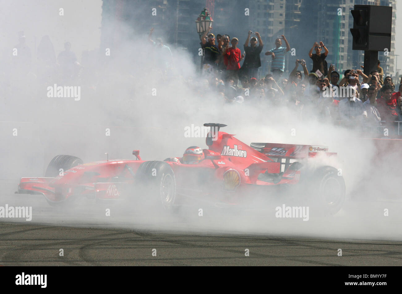 Kimi Raikkonen, Ferrari 2007 esegue burnout e ciambelle a Abu Dhabi F1 Festival, UAE. Il 3 febbraio 2007. Foto Stock