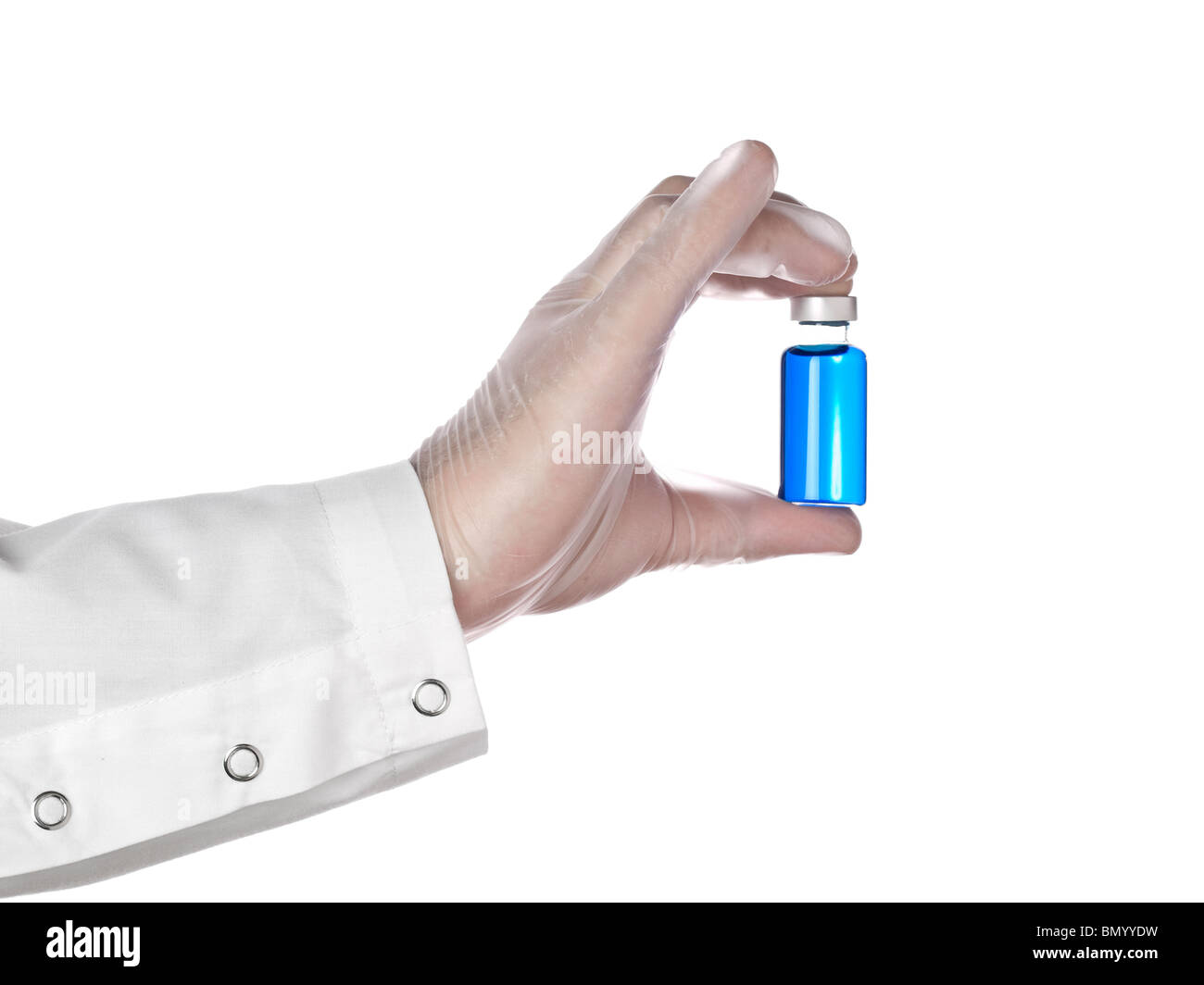 Un medico può contenere un flacone pieno di liquido di colore blu con i suoi guanti in lattice. Isolato su bianco. Foto Stock