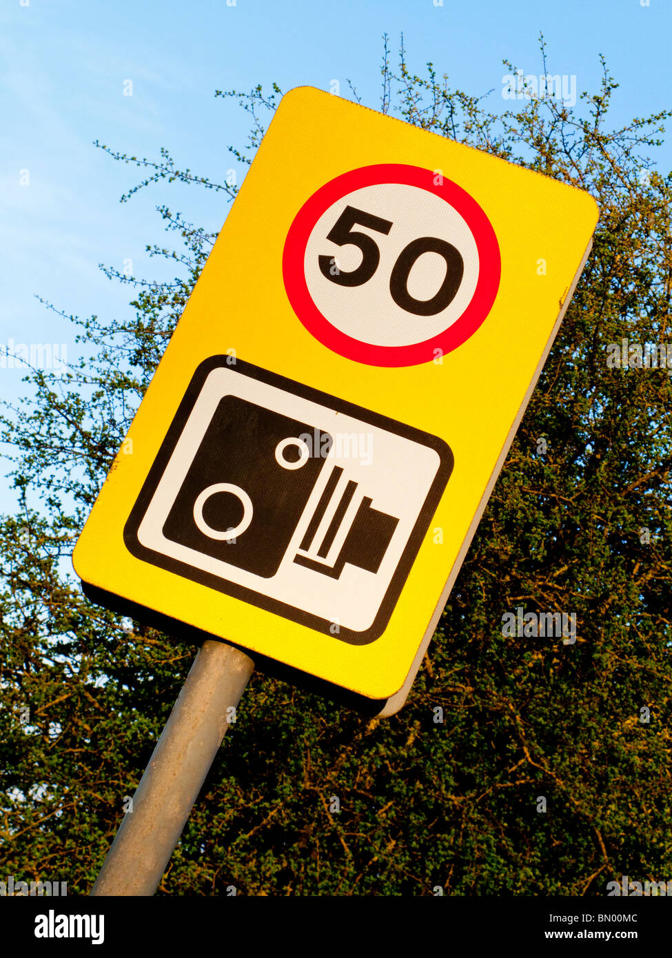 Autovelox in segno di avvertimento e 50km/h il limite massimo di velocità avviso su una strada britannico Foto Stock