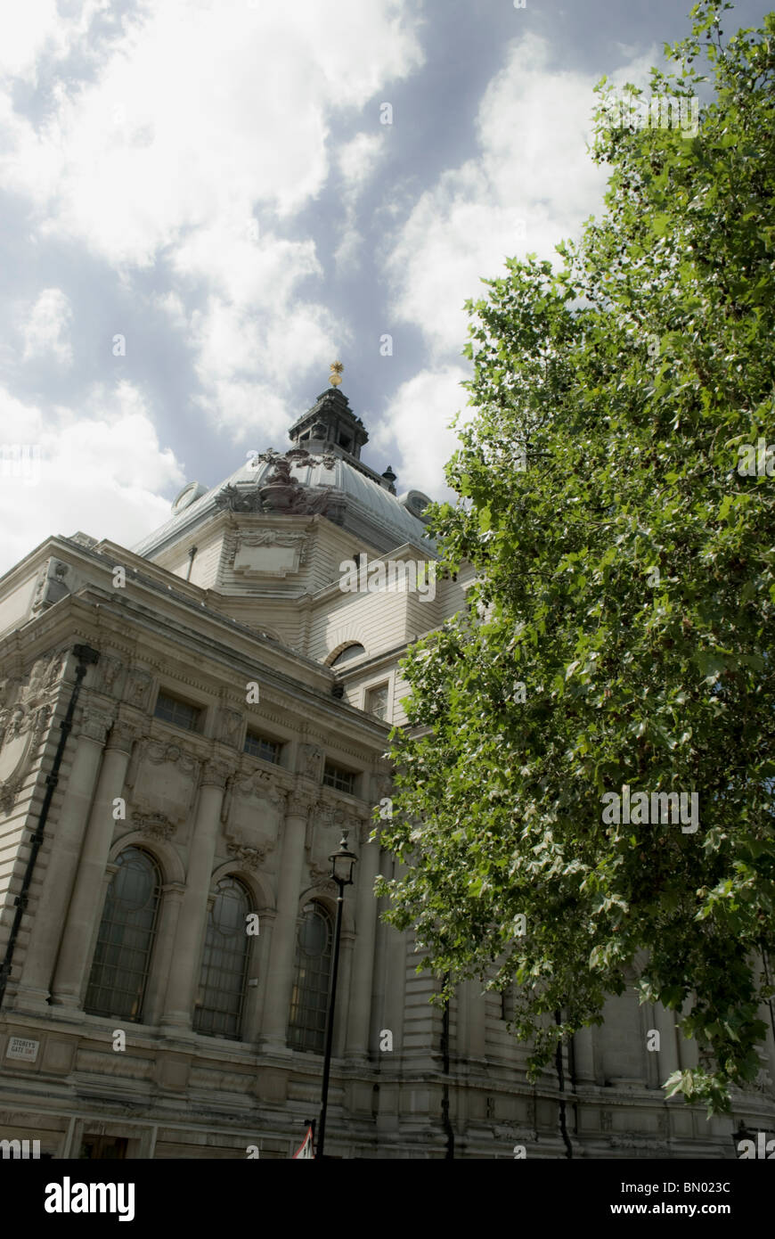 Central Methodist Hall di Londra contro il cielo nuvoloso Foto Stock