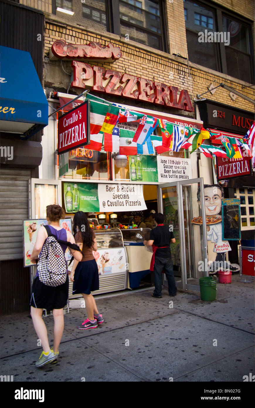 Pizzeria nel quartiere di Chelsea di New York è decorato per la Coppa del Mondo di calcio, Foto Stock