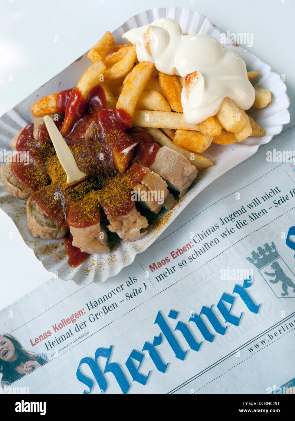 Dettaglio di un tradizionale Berlino currywurst snack al famoso Konnopke's currywurst stallo in Prenzlauer Berg di Berlino Germania Foto Stock