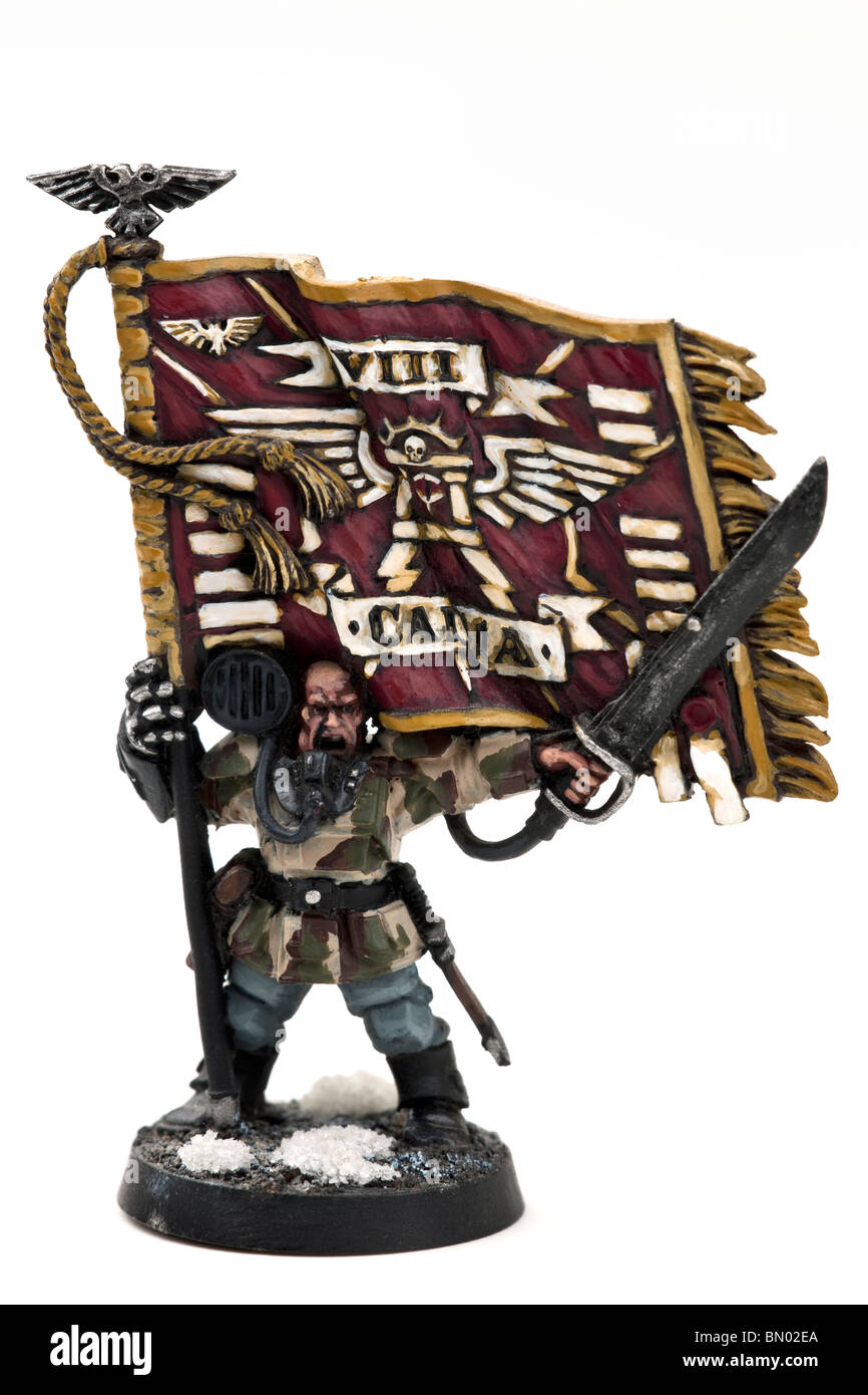 Modello giocattolo di un guerriero che porta una grande spada e banner Foto Stock