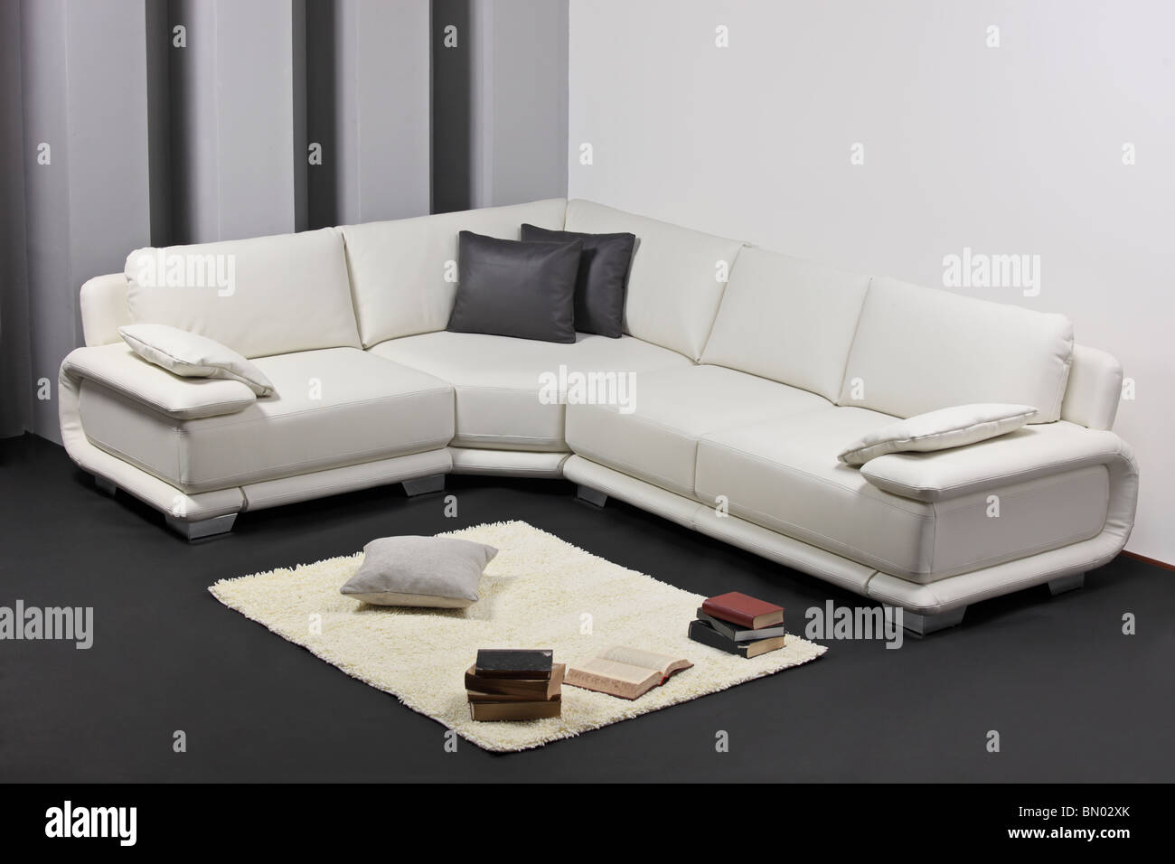 Un moderno minimalista salotto con mobili bianchi Foto Stock