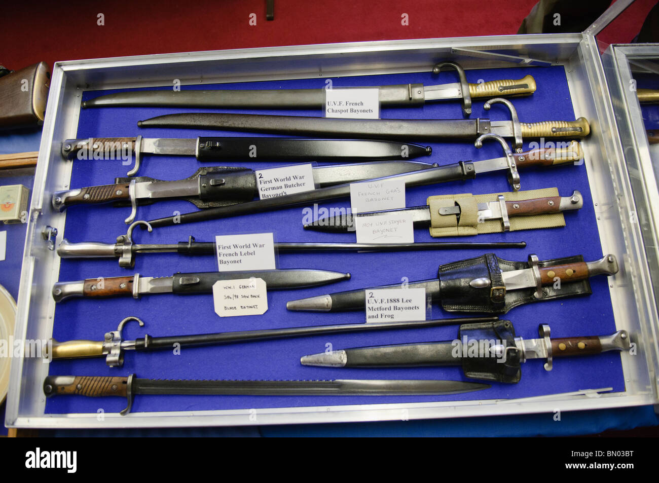 Caso pieno di WW1/WW2 coltelli e baionette Foto Stock