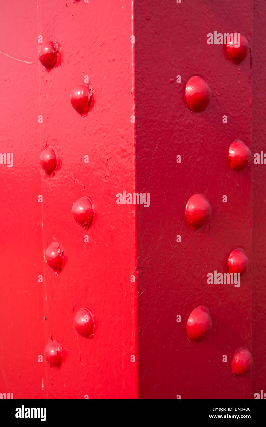 Close up delle immagini fotografiche di quadri da parete in metallo rosso fotografia ad altissima risoluzione formato verticale negli USA US hi-res Foto Stock