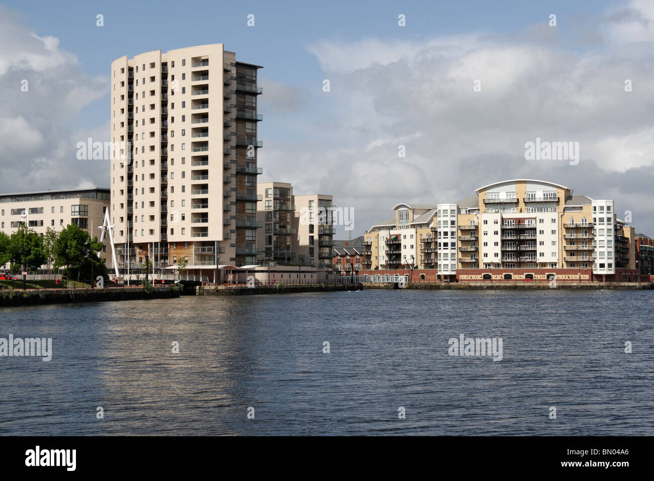 Appartamenti moderni e riqualificazione a Cardiff Bay, Galles, Regno Unito appartamenti moderni fronte mare che vivono alti edifici residenziali Foto Stock