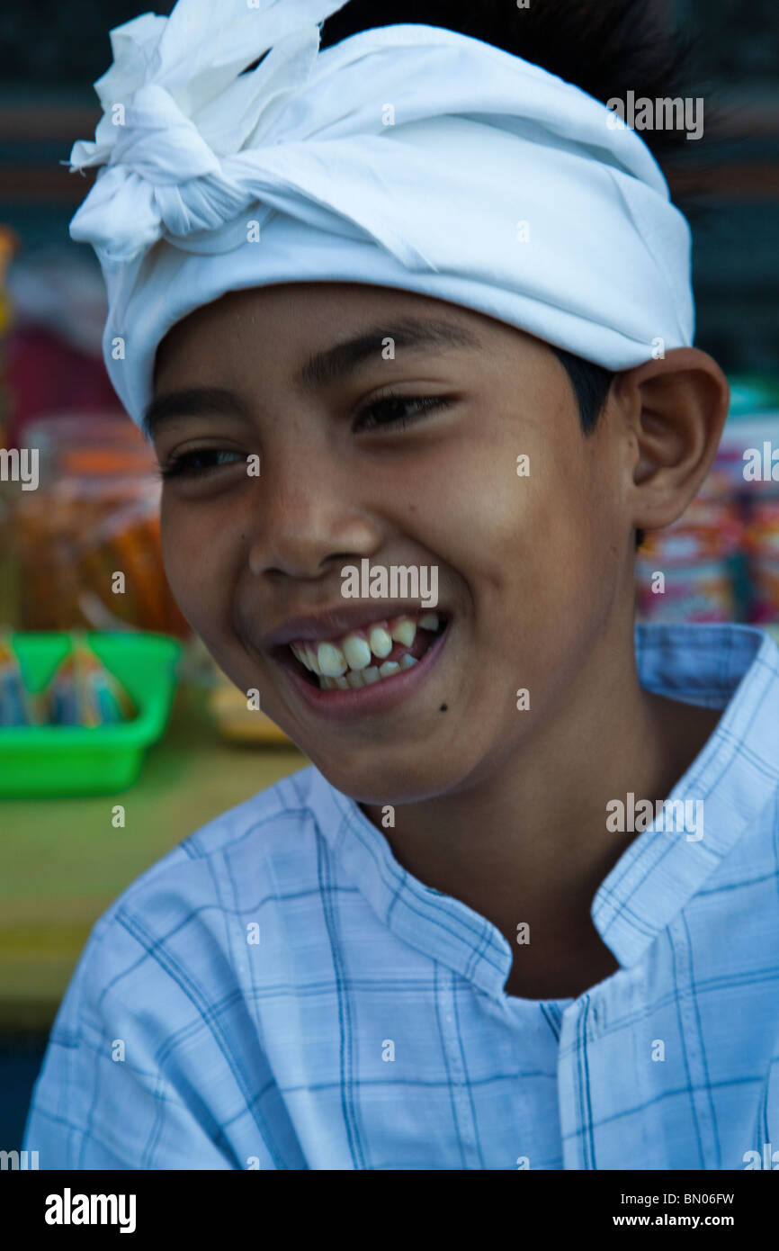 Indossare abbigliamento tradizionale e cappelli è la regola piuttosto che l'eccezione di Bali soprattutto a festivalls. Foto Stock