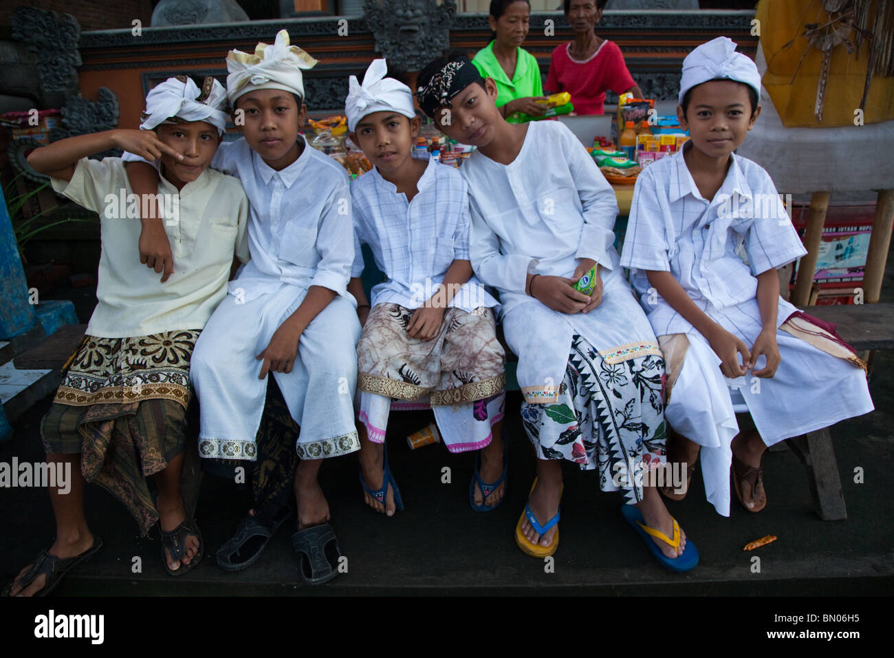Indossare abbigliamento tradizionale e cappelli è la regola piuttosto che l'eccezione di Bali vero soprattutto in occasione di festival. Foto Stock