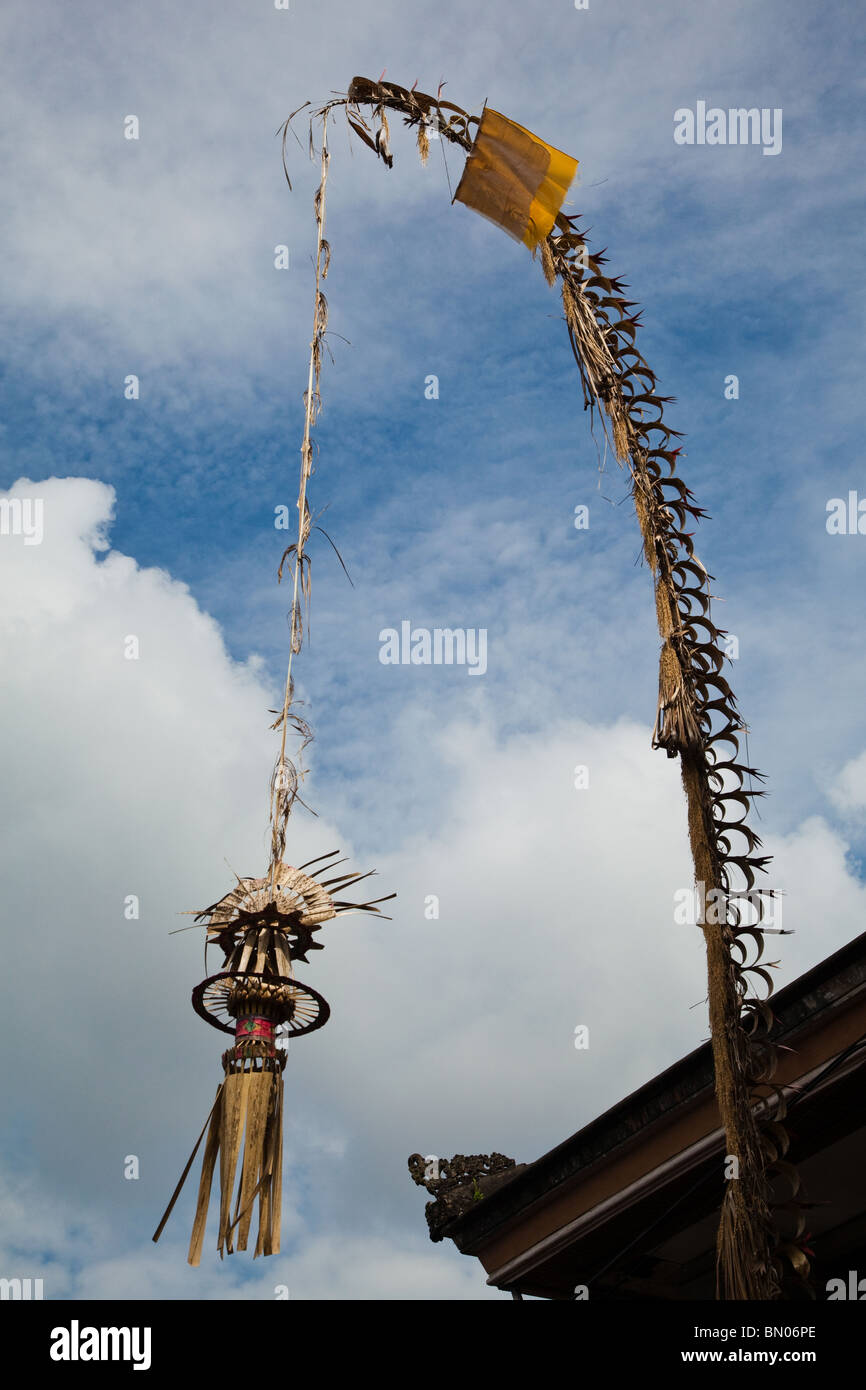 Un Penjor Balinese è una costruzione in bambù e vimini che è messo in alto lungo le strade di Bali per la cerimonia Galungan Foto Stock