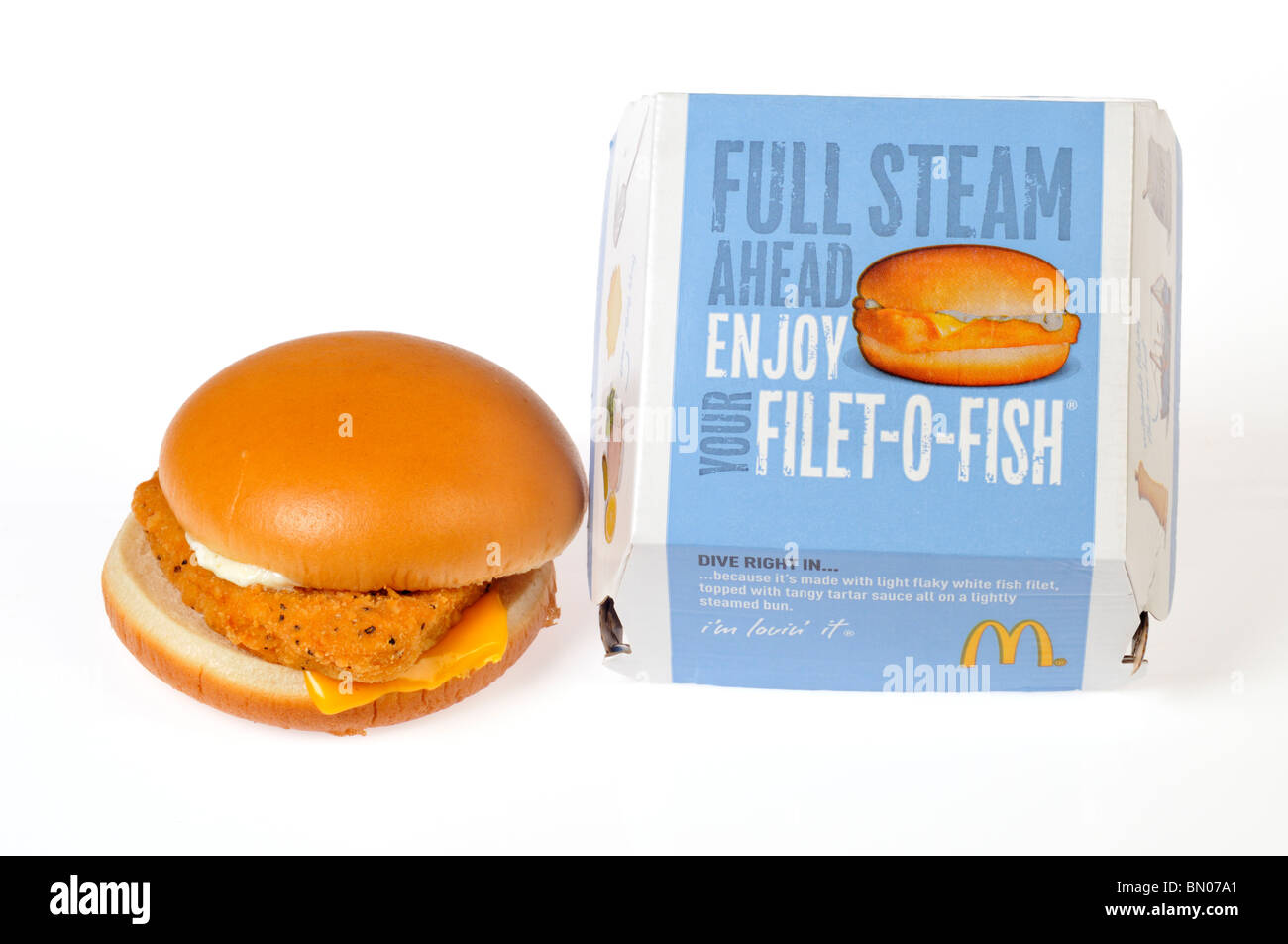 McDonald's Filetto di pesce in sandwich con il confezionamento su uno sfondo bianco. Tagliare fuori. Foto Stock