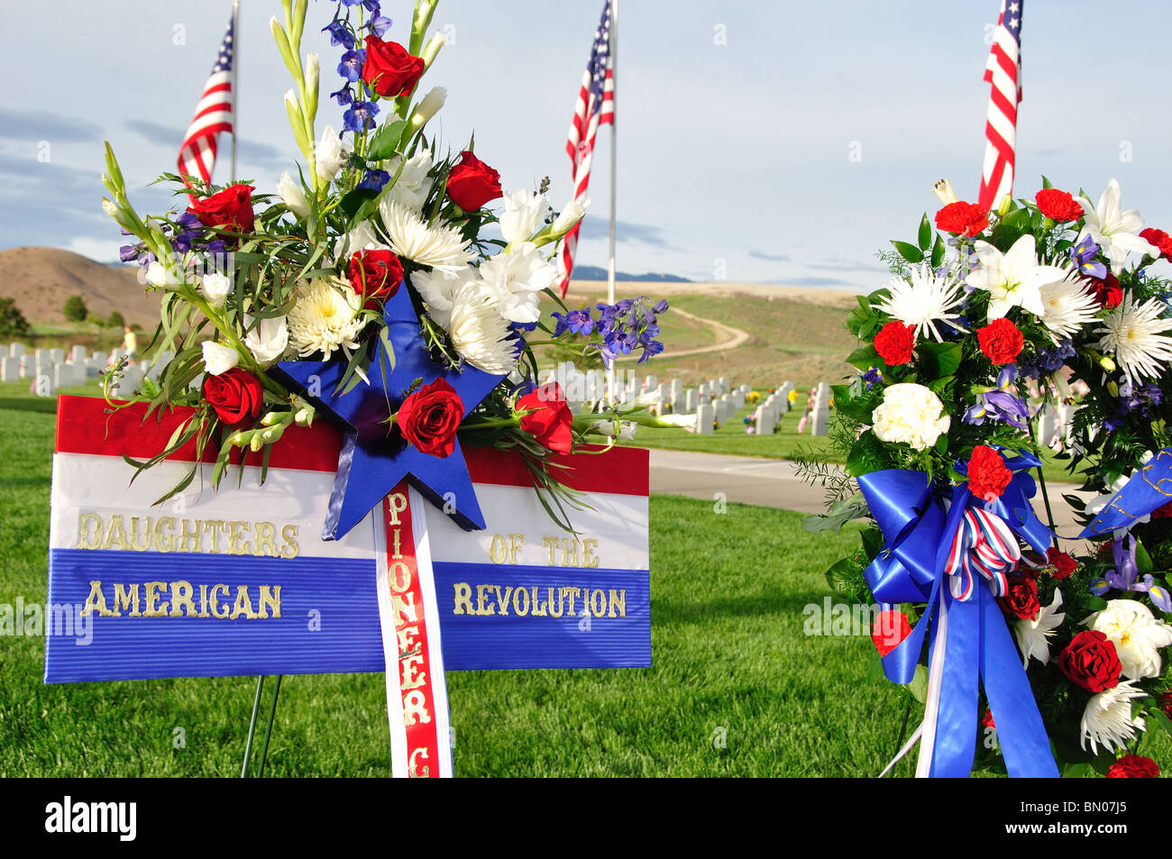 Stati Uniti d'America, Idaho Boise, Dry Creek cimitero, ghirlande poste da patriottica gruppi civici del Memorial Day Foto Stock