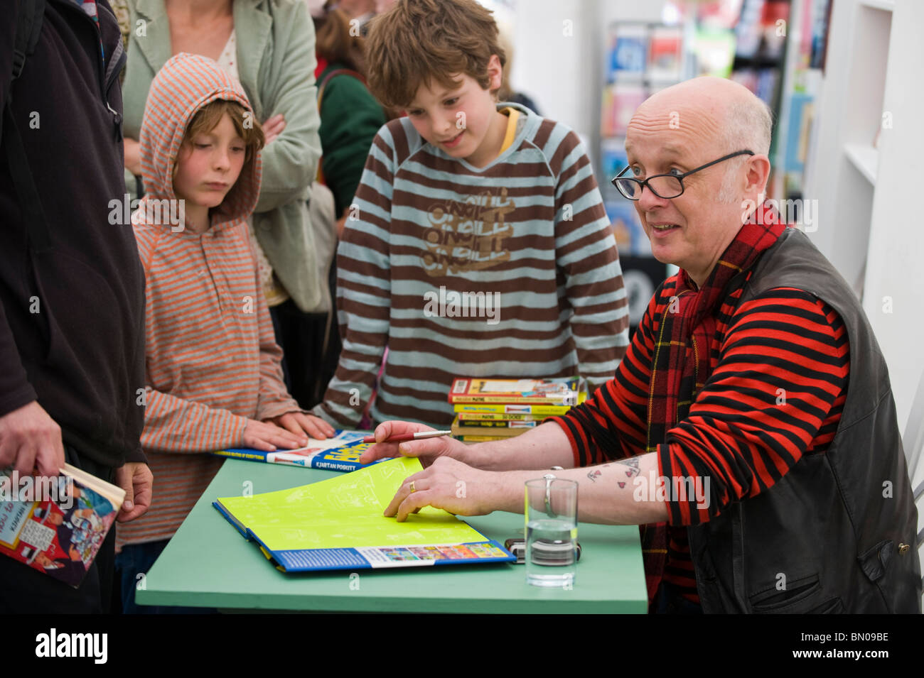 I bambini di scrittore Poskitt Kjartan firma libro in cui gli autori incontrano i loro fan a Hay Festival scuole primarie giorno Foto Stock
