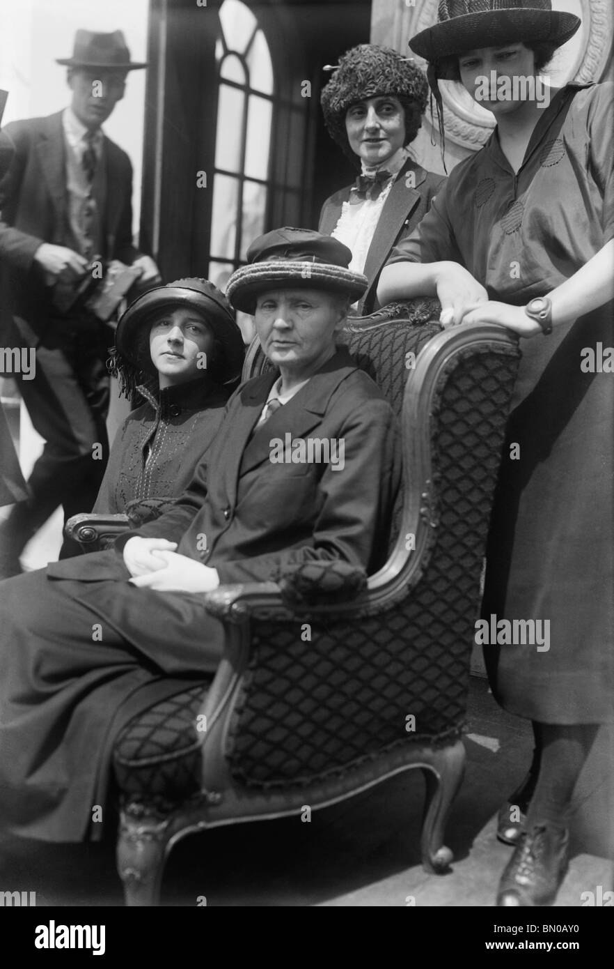 Foto d'epoca (1921), il fisico + farmacia Marie Curie (1867 - 1934) - vincitore di due premi Nobel - con le figlie Irene + Eve. Foto Stock
