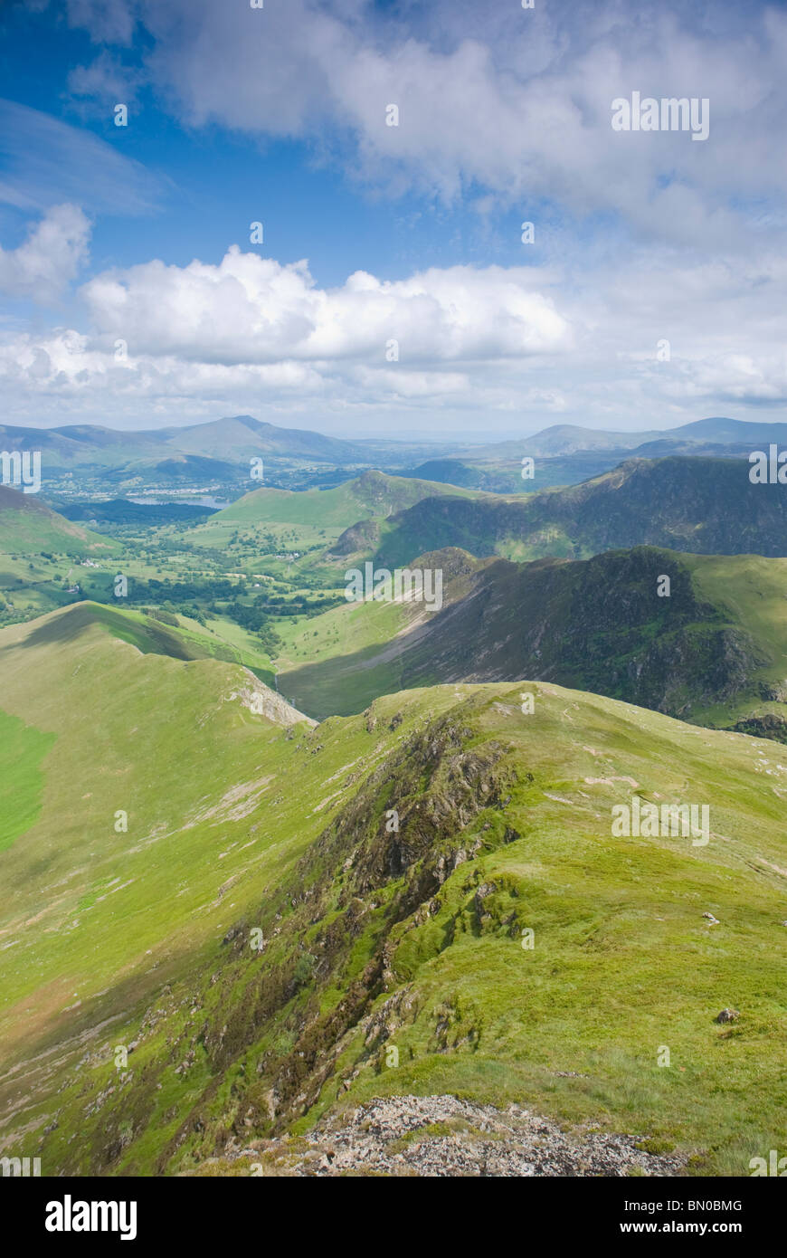 Vista dal Lake District è sceso Robinson, verso la valle di Newlands, Cat campane e Keswick Foto Stock