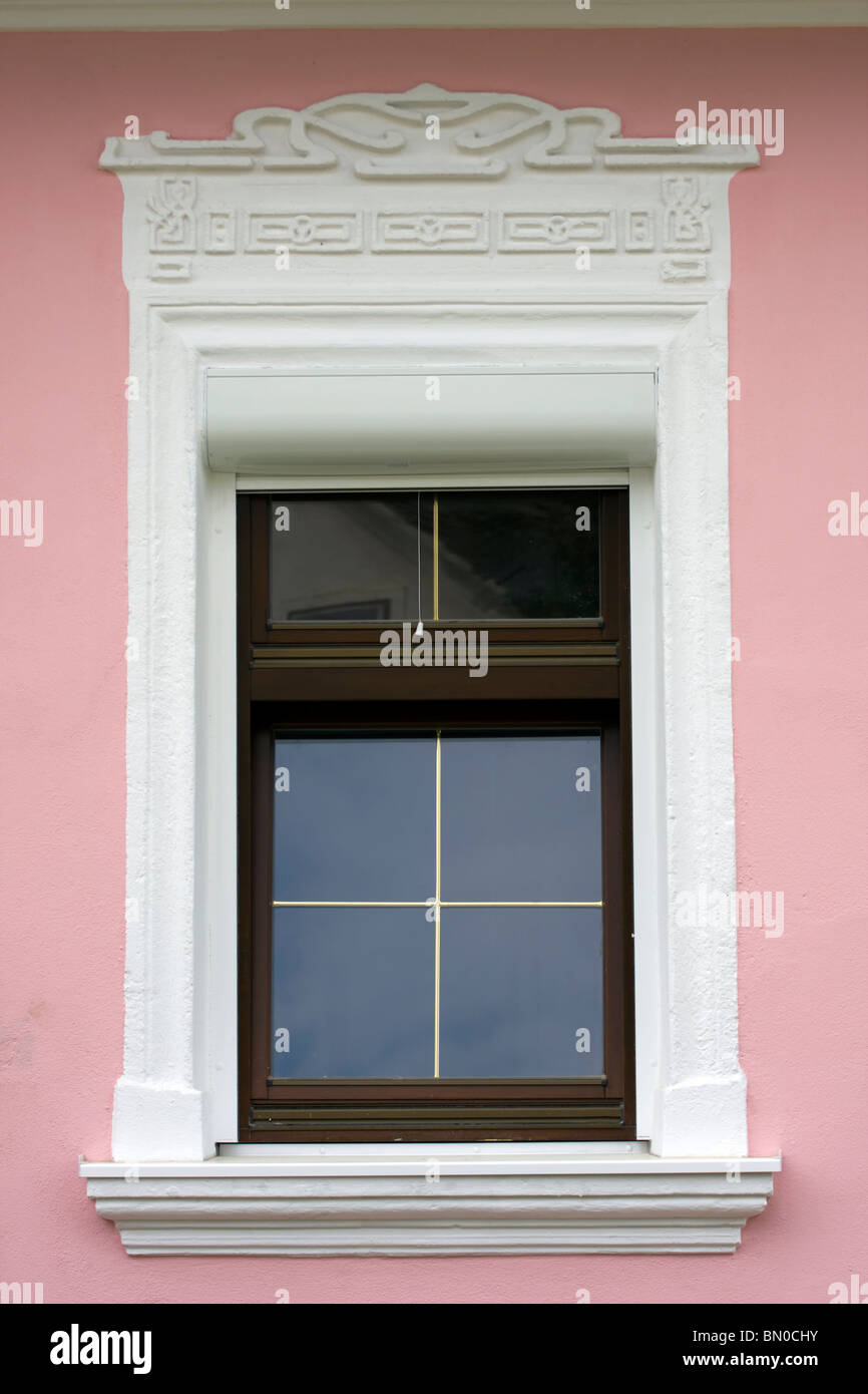 Finestra di rinnovata della vecchia casa. Foto Stock