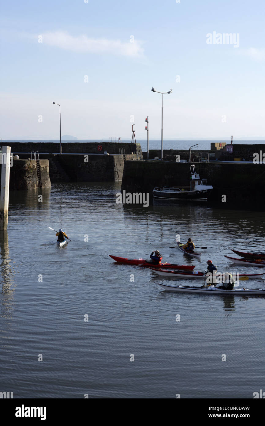 Kayak da mare lasciando St Monans porto. Foto Stock