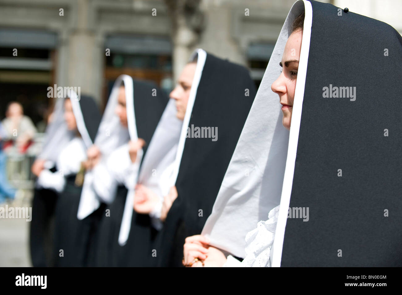 Le donne in abito tradizionale, Cagliari, Sant'Efisio tradizionale evento, la più importante festa religiosa in Sardegna, Italia Foto Stock