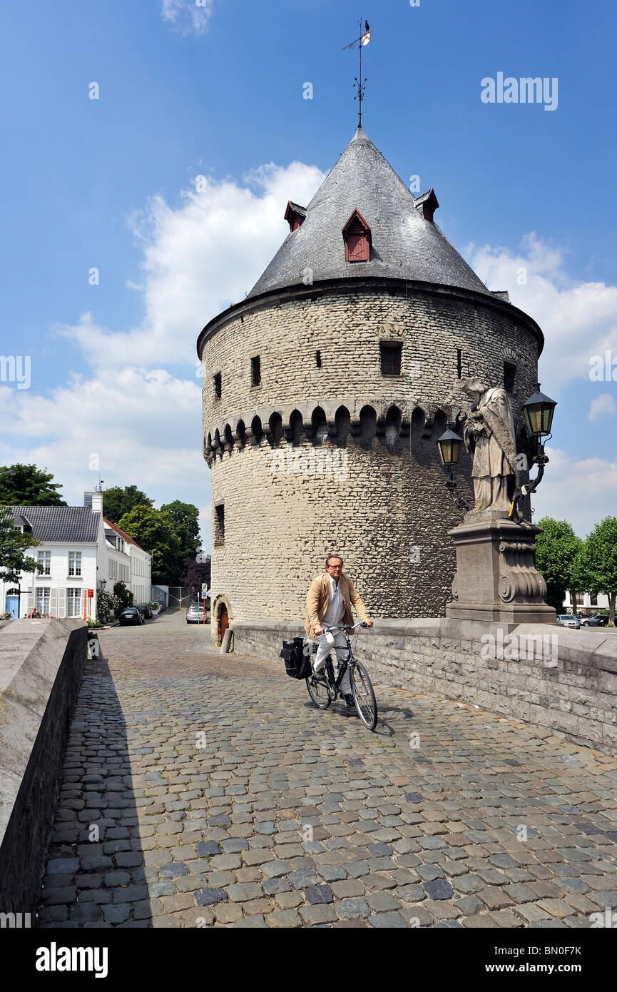Le Torri Broel e il ciclista in sella oltre il ponte sul fiume Lys a Kortrijk, Belgio Foto Stock
