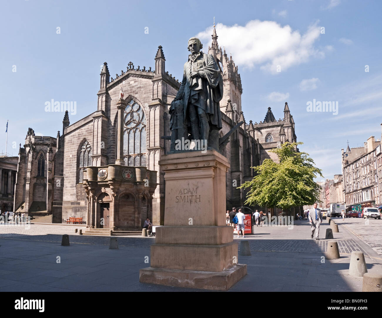 Statua di economista scozzese Adam Smith nella strada alta parte del Royal Mile di Edimburgo con la cattedrale di St. Giles dietro Foto Stock