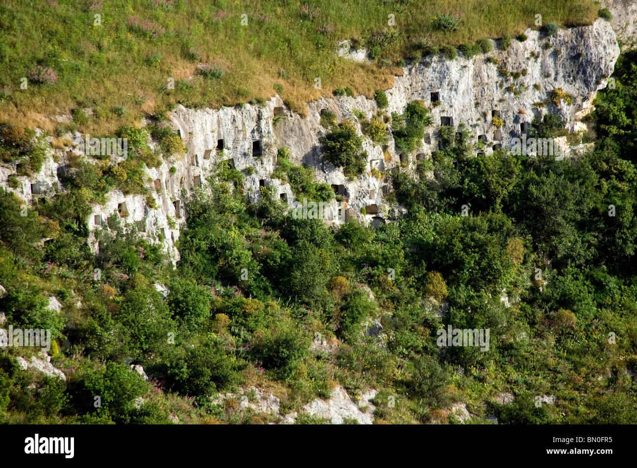 Square tombe rupestri, la Necropoli di Pantalica, i siti del Patrimonio Mondiale dell'UNESCO, fiume Anapo valley, Siracusa, Sicilia, Italia Foto Stock