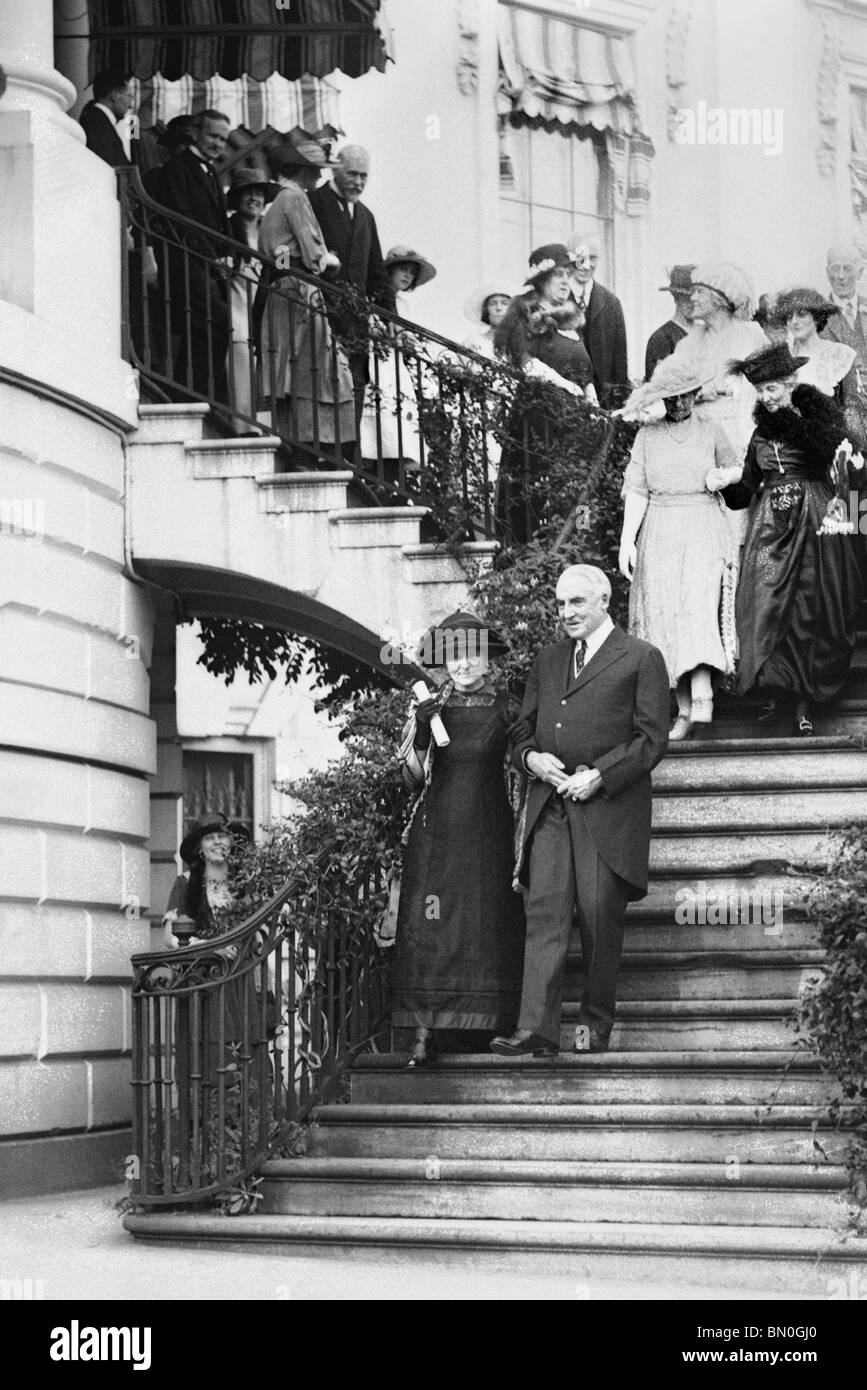 Fisico chimico + Marie Curie (1867 - 1934) a piedi con il presidente statunitense Warren Harding alla Casa Bianca nel maggio 1921. Foto Stock