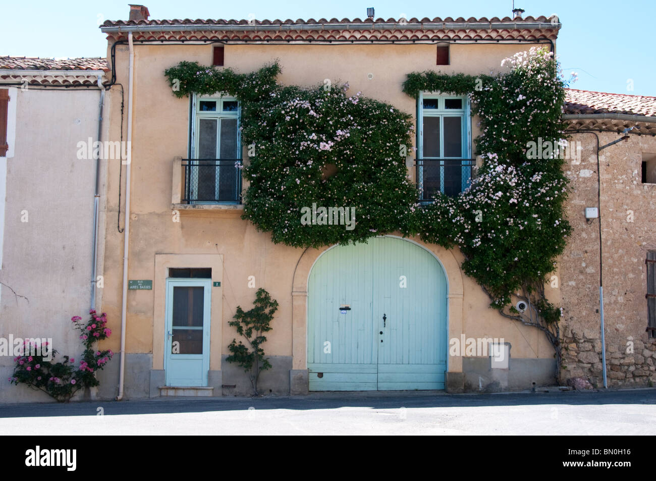 Un tipico vignaiolo's town house nel vecchio villaggio di St Genies de Fontedit, Languedoc-Roussillon, Francia Foto Stock