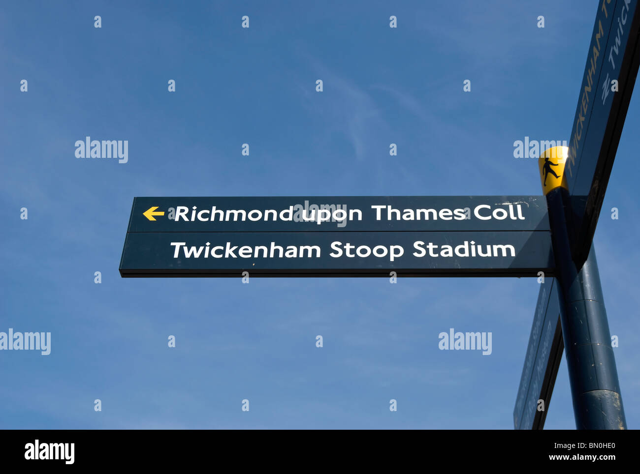 Indicazione le direzioni per Richmond upon Thames college e Stadio di Twickenham Stoop, a Twickenham, middlesex, Inghilterra Foto Stock