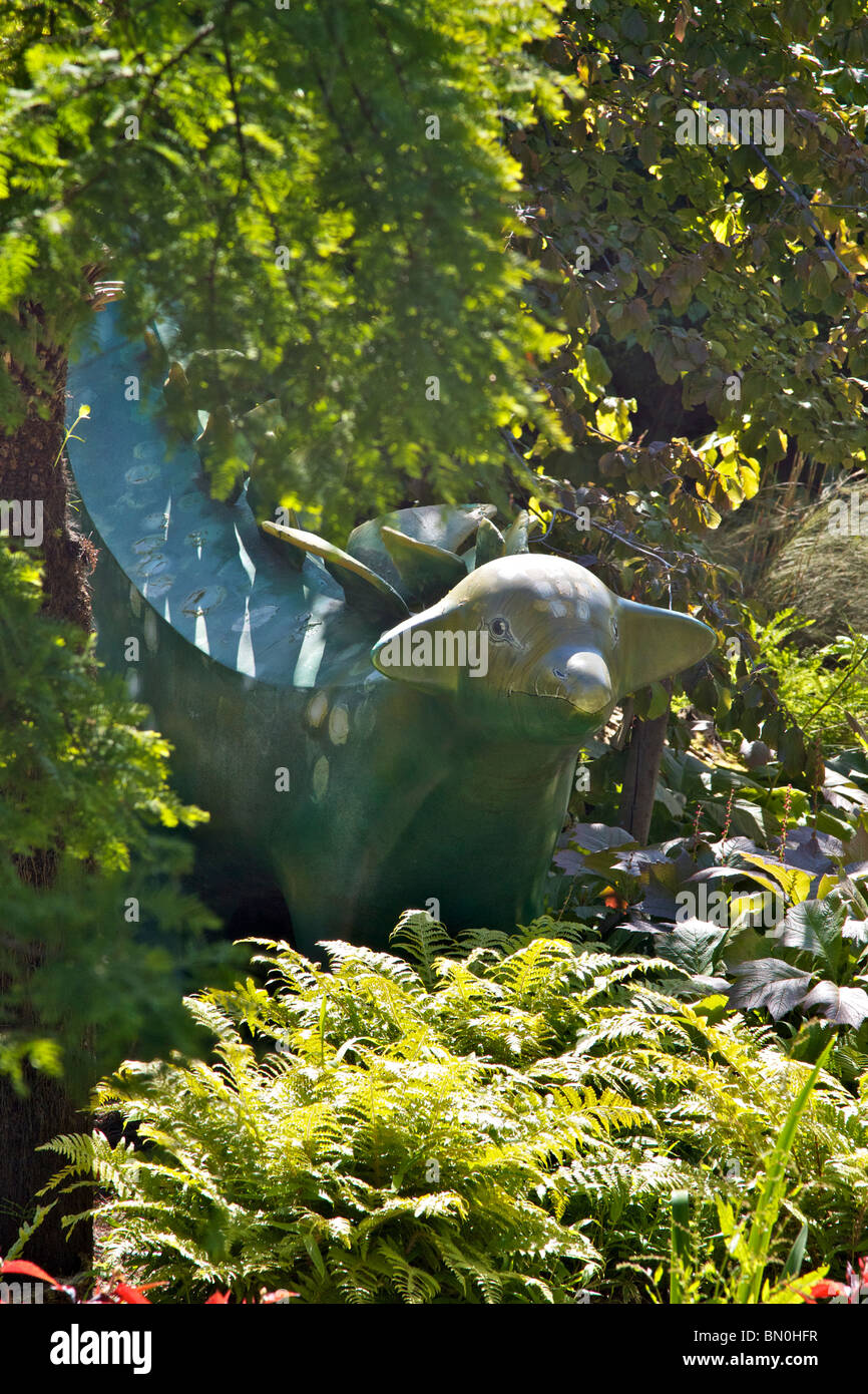 Superlambanana amonst felci e fogliame a Ness Giardini Botanici Foto Stock