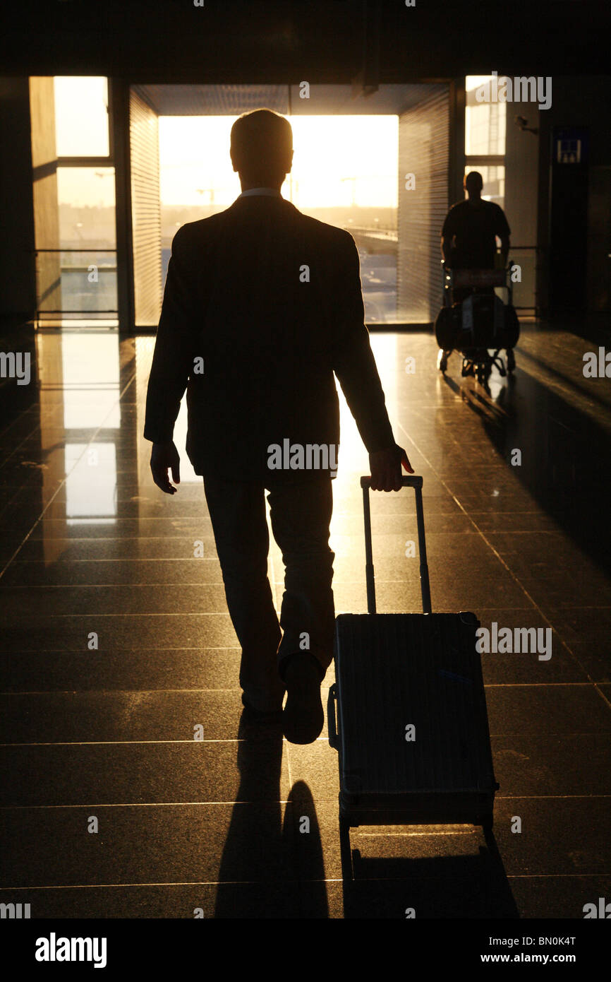 Un viaggiatore di silhouette presso l'aeroporto di Francoforte, Germania Foto Stock