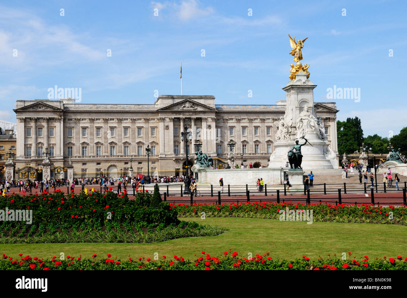 Buckingham Palace e il Monumento Victoria, Londra, Inghilterra, Regno Unito Foto Stock
