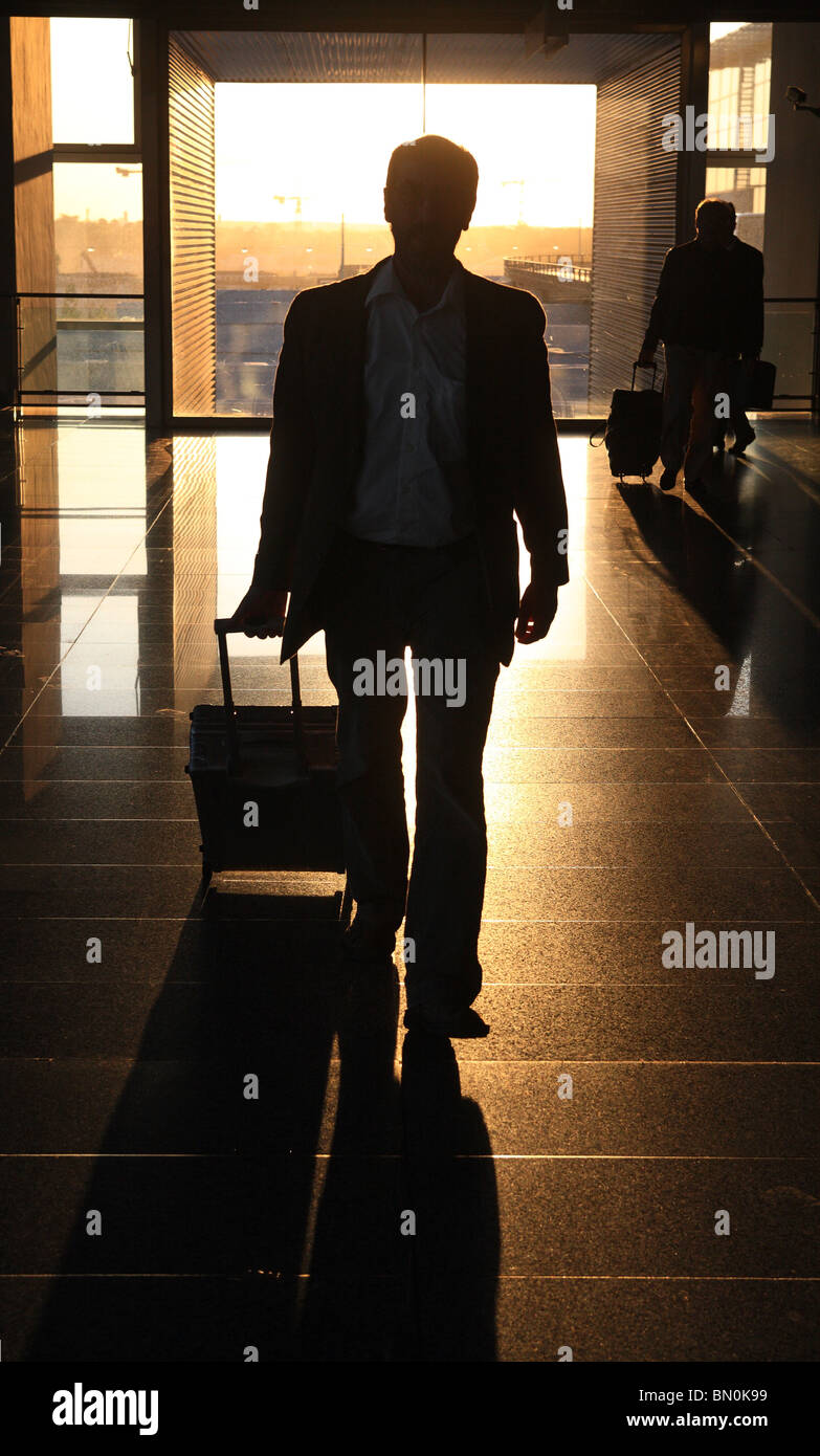 Un viaggiatore di silhouette presso l'aeroporto di Francoforte, Germania Foto Stock