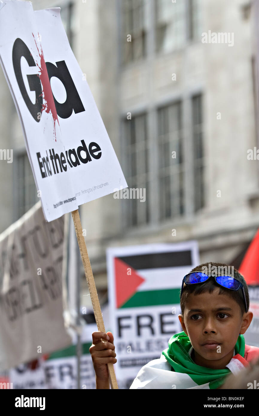 Ragazzo giovane a Londra una manifestazione contro il blocco israeliano della Striscia di Gaza Foto Stock