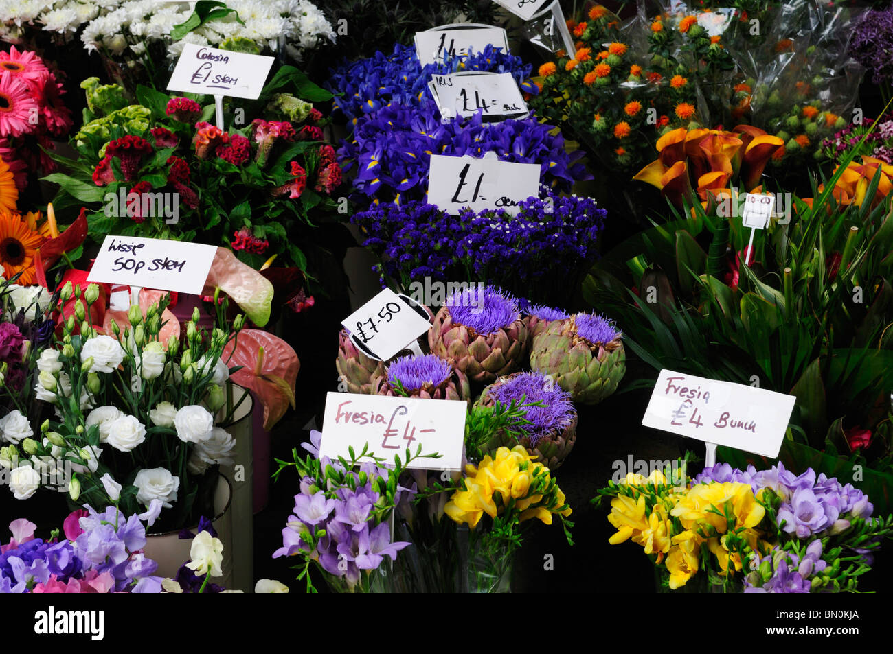 Pressione di stallo di fiori al Mercato di Borough, Southwark, Londra, Inghilterra, Regno Unito Foto Stock