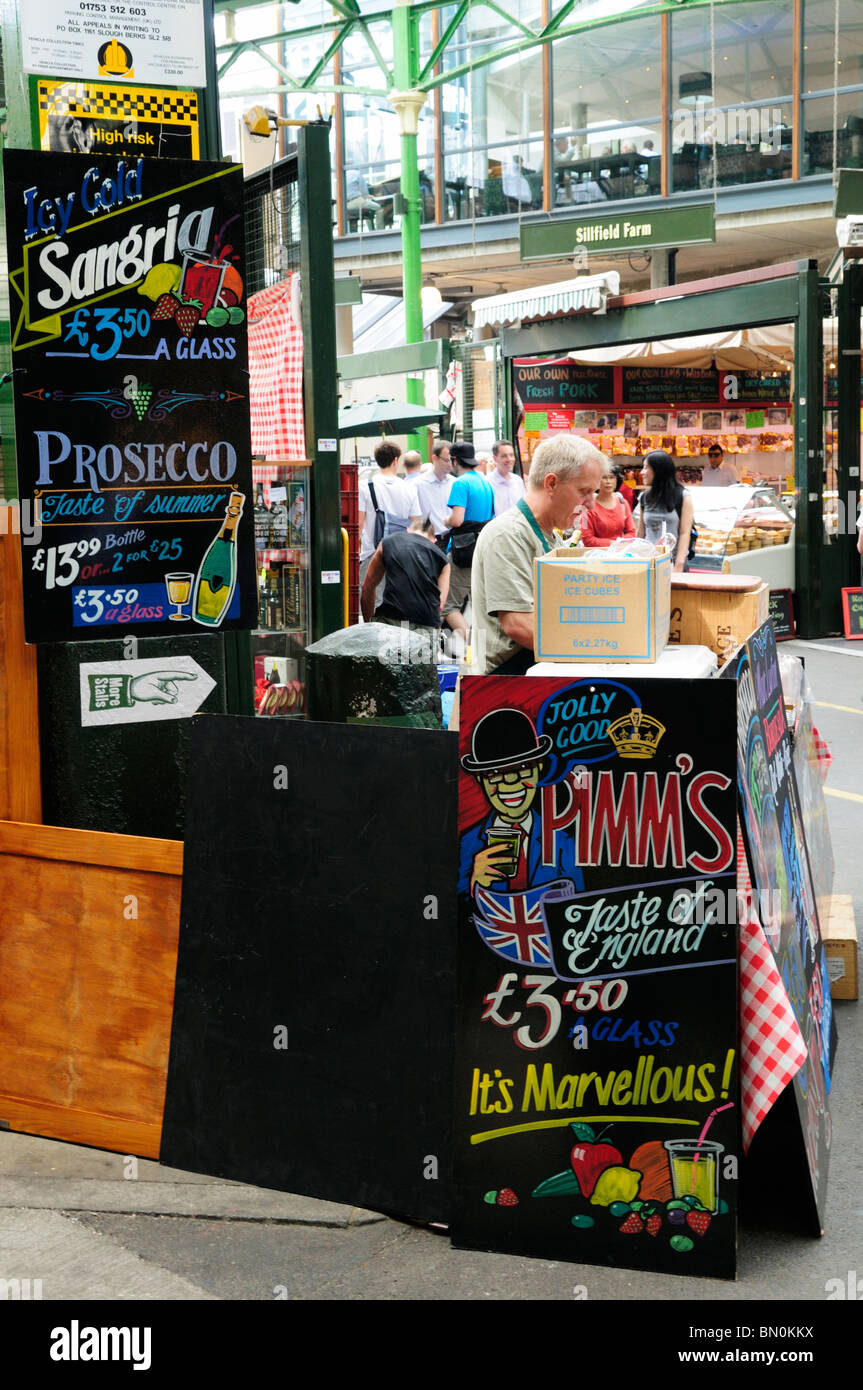 Pressione di stallo di bevande al Mercato di Borough, Southwark, Londra, Inghilterra, Regno Unito Foto Stock