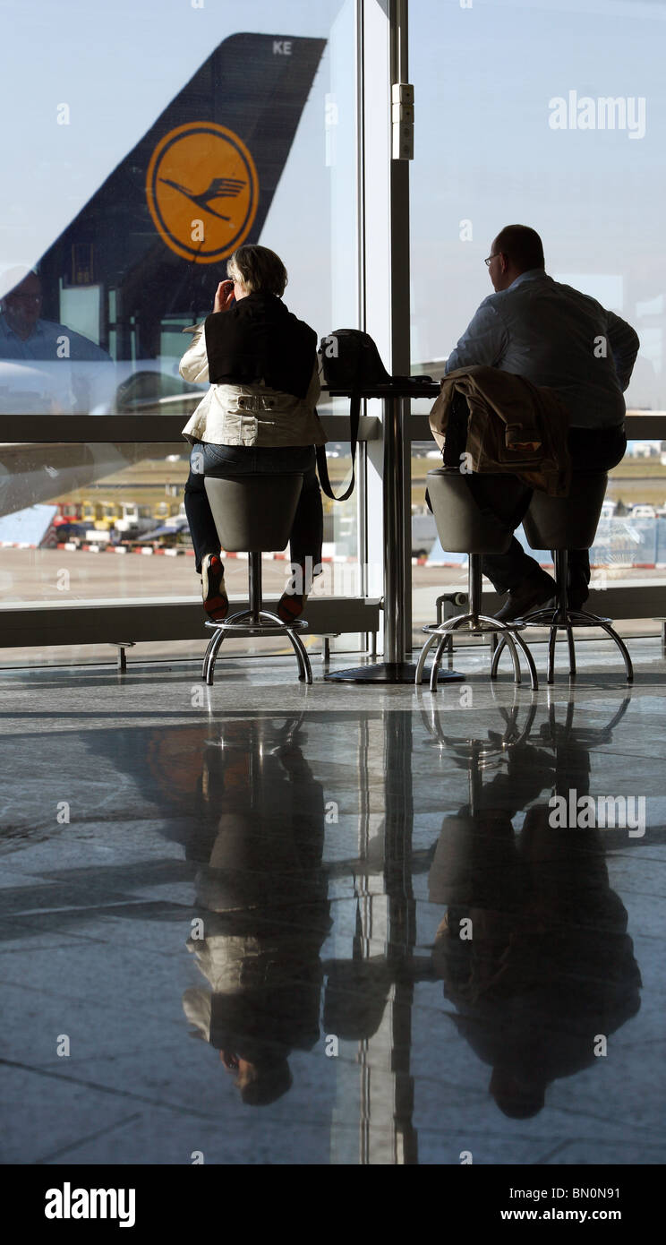 Viaggiatori e un piano di Lufthansa, Frankfurt am Main, Germania Foto Stock