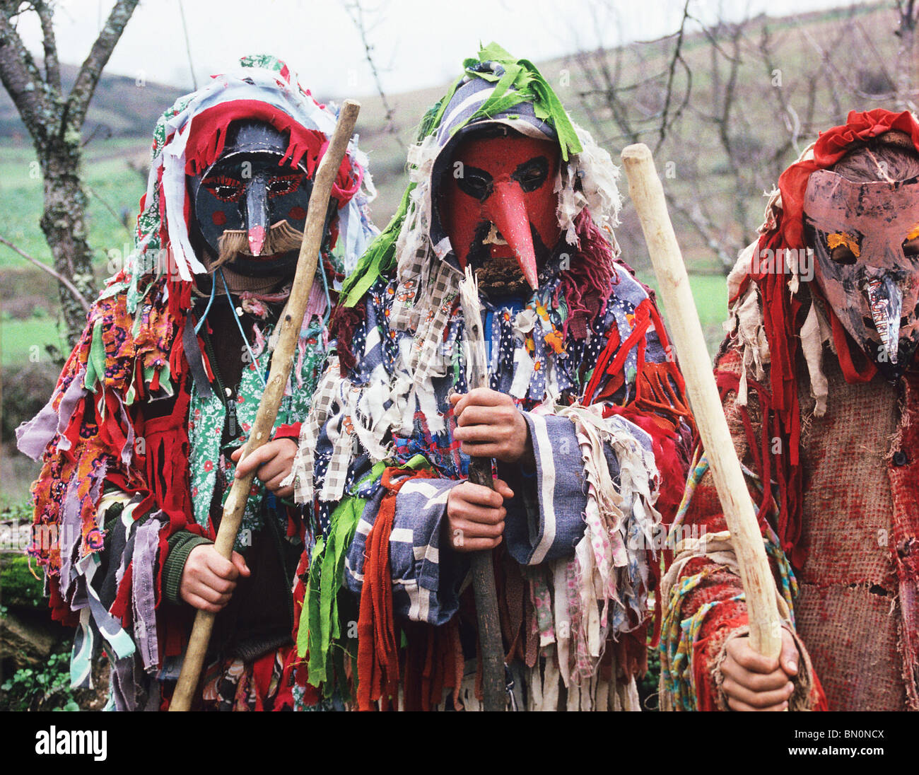 In Portogallo del nord festival, 'Day dei ragazzi", ragazzi vestire in vistosi stracci e diabolica maschere Foto Stock