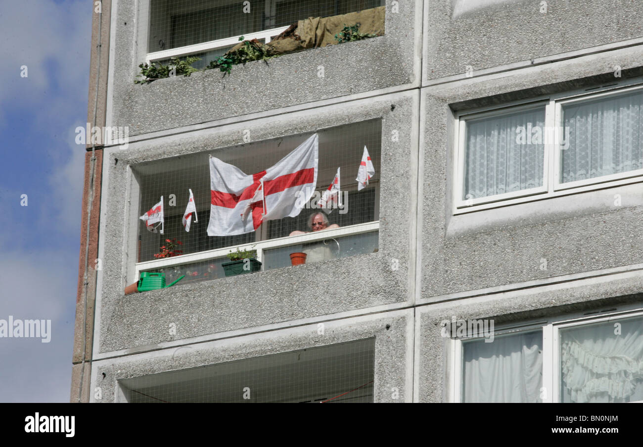 Una bandiera inglese su un blocco a torre di Londra Foto Stock