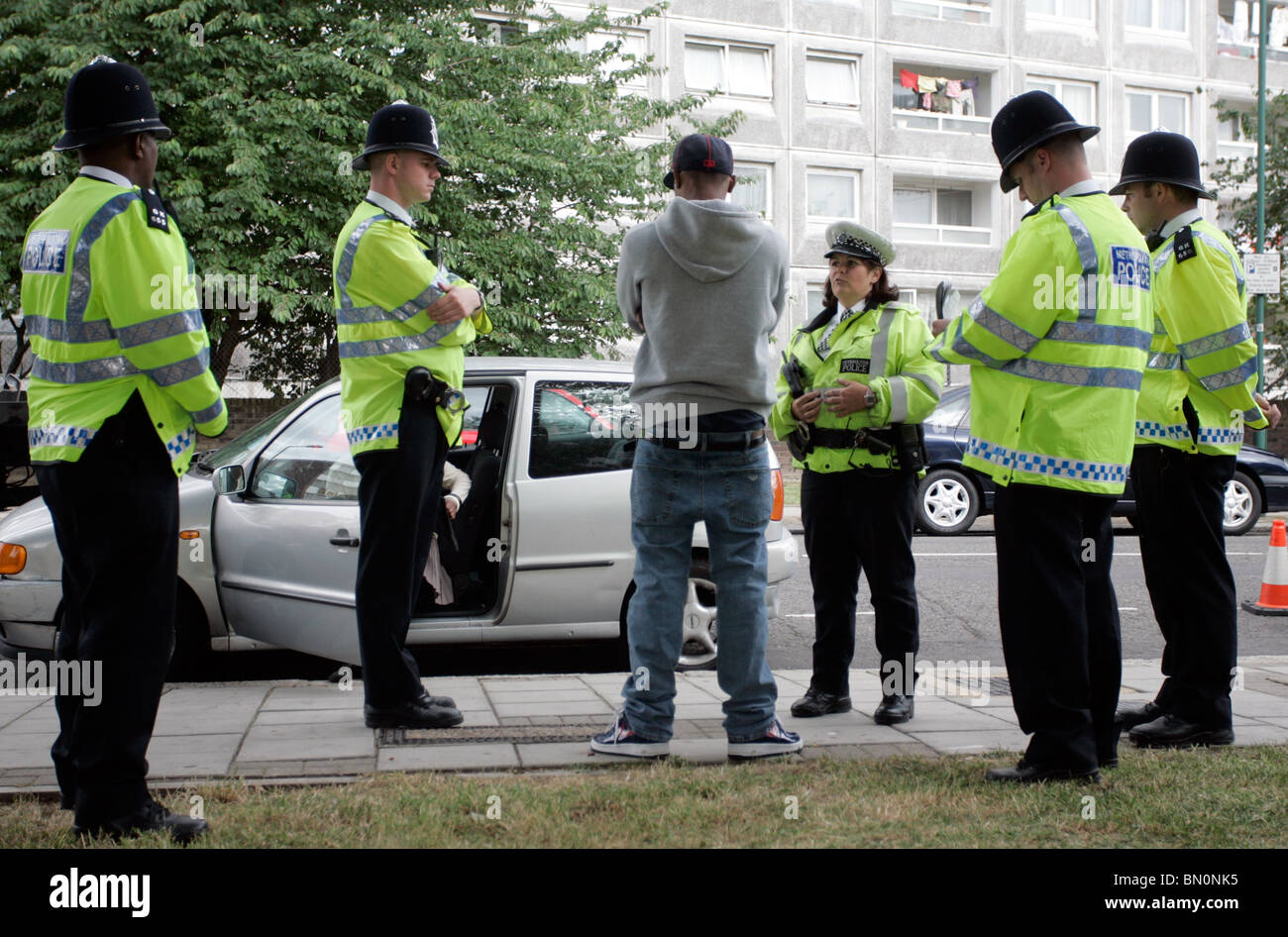 La polizia di norh west London eseguire stop e ricerca Foto Stock