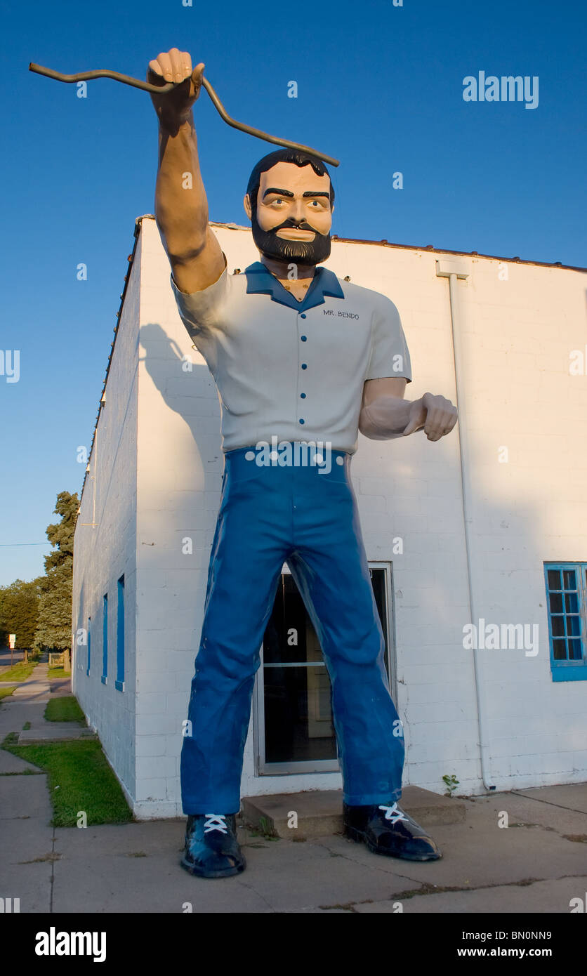 Statua del signor Bendo Muffler Man che tiene un tubo di scarico fuori da un distributore di benzina a Sioux Falls, South Dakota. Foto Stock