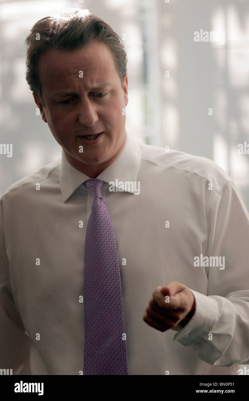 Il pm David Cameron a scuola coplands brent regno unito Foto Stock