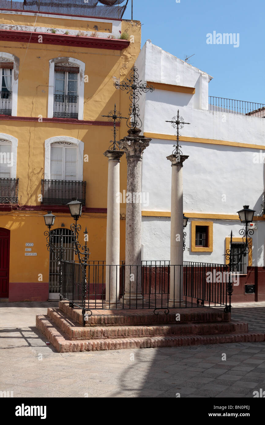 La Plaza de Cruces con 3 croci su colonne a Siviglia Andalusia Spagna Europa Foto Stock